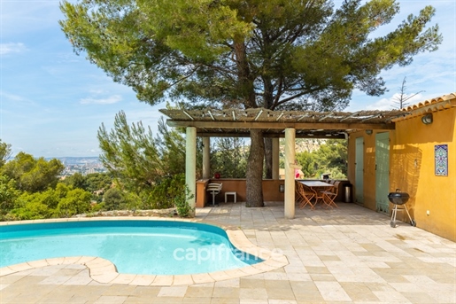 Marseille 9th, T7 house of 260m2 with swimming pool on wooded land of 2500m2 with view of the city