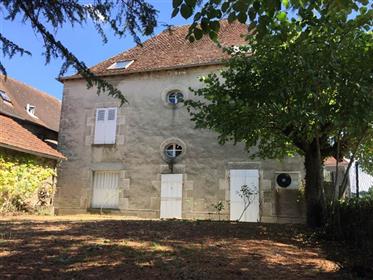 Bourgeois house in the heart of a medieval village 