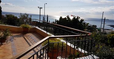 Villa met uitzicht op zee 30 km ten zuiden van het centrum van Athene
