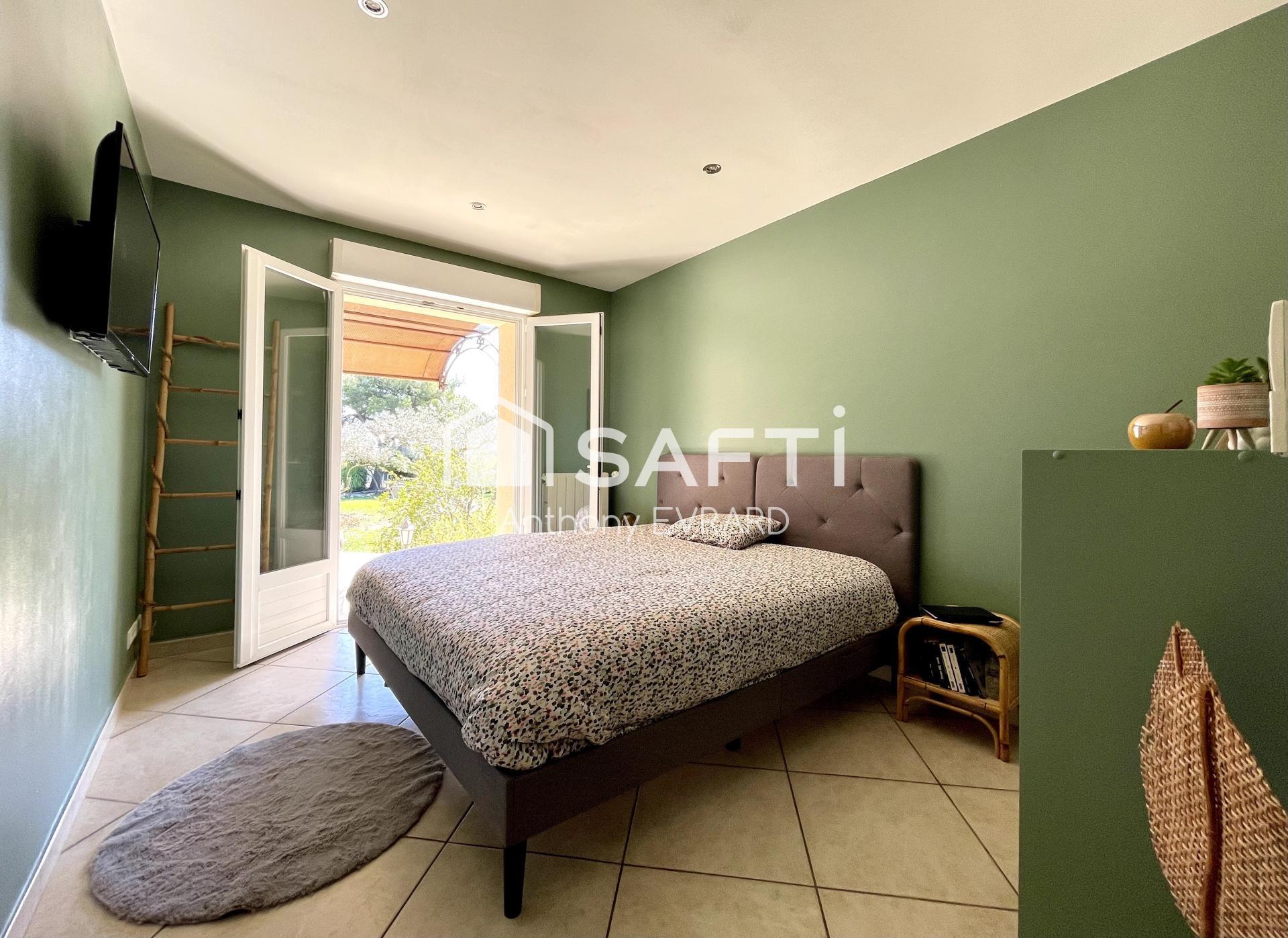 Purchase: Luxury property (84700)