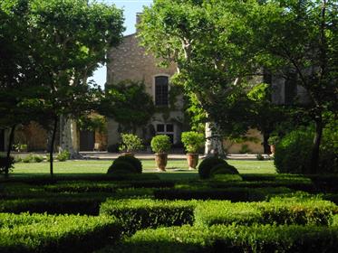 A palace near all shops surrounded by an 8,000 square meter garden a few 12 km from Uzes and Nimes