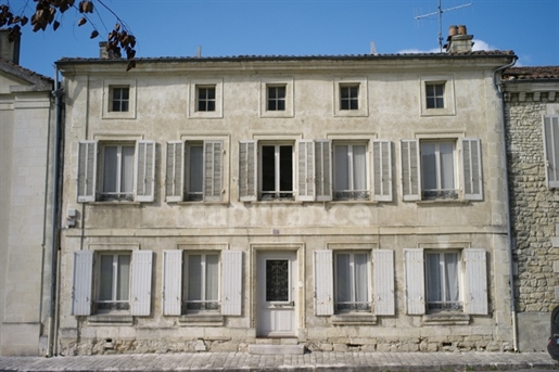 Dpt Charente Maritime (17), zu verkaufen Saint Jean D'angely Charakter Haus Zentrum mit Garten Gara