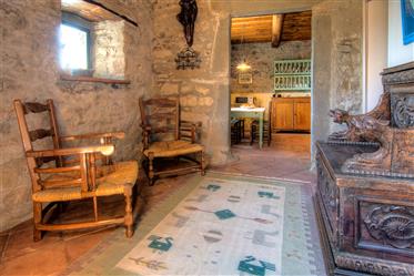 Typický toskánsky dom v kameni v charakteristickej krajine.