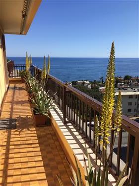 Gezellig penthouse met prachtig uitzicht op zee in Sanremo