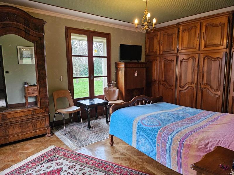Superb bourgeois house of 344 m2 on the ground on an enclosed plot of 4200M2