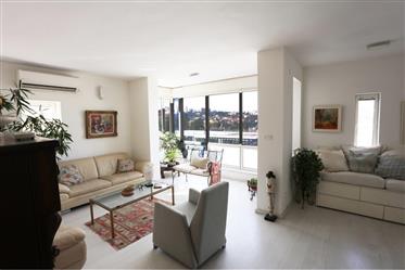  Fullstendig renovert leilighet, 112Sqm, spektakulær utsikt, sjelden mulighet