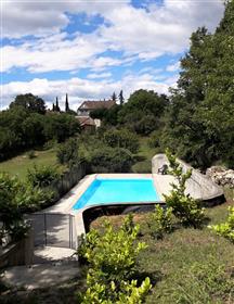 Stort hus med basseng nær Cahors