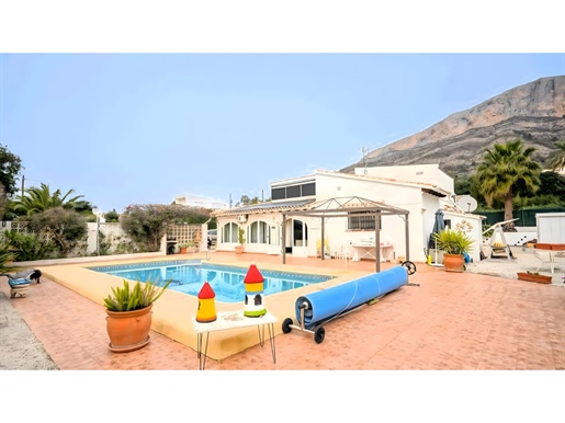 Villa with private pool in Jávea: Enjoy the sun all year round