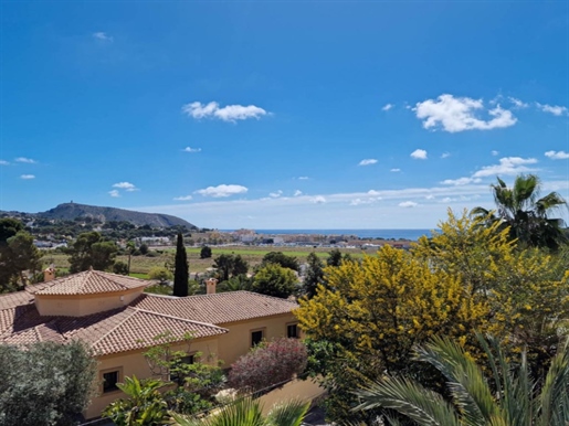 Villa with sea views in Moraira