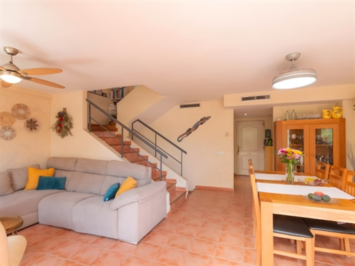 Spacieux et lumineux ! Maison de ville avec terrasse privée et garage à Jávea.