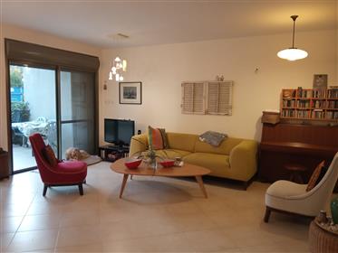 House for sale in Buchman, large and spacious cottage on a 380-Sqm