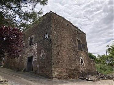 Gelegenheit: Verkauf Casa Stein mit Garten In Pueblo Del Pyrenees 