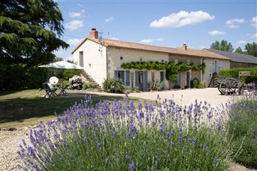 בית חלומותייך בכפר הכפרי הצרפתי מחכה לך