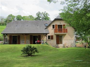 Prachtig huisje Bearnais met 1739 m2 aan tuinen en terreinen