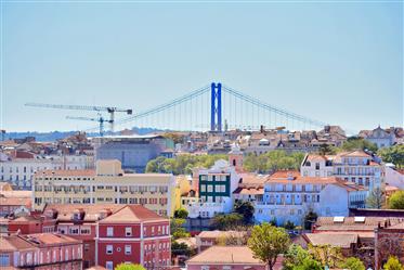 Apartamento com vista, terraço e jardim privativo no centro de Lisboa 