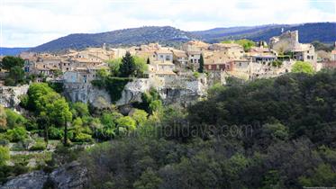 Κτίριο του χαρακτήρα σε ένα από τα πιο όμορφα χωριά σκαρφαλωμένο στο Vaucluse