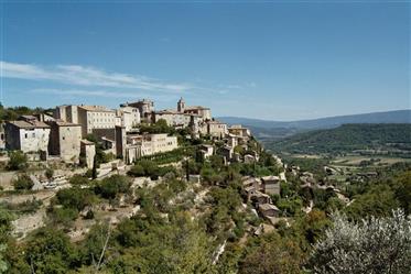 Bygging av karakter i en av de vakreste landsbyene som ligger i Vaucluse
