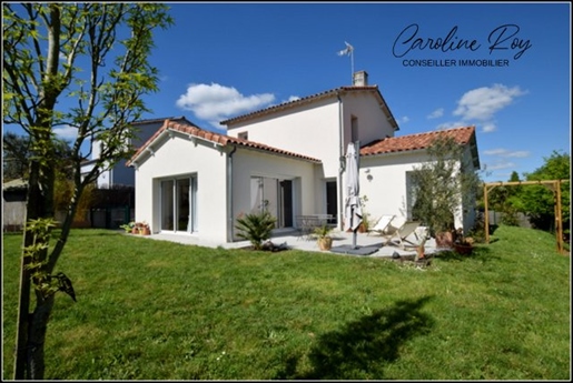 Cugand at the gates of Clisson Contemporaine 3 bedrooms, an office space, garage and courtyard with