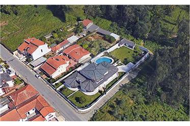 Vila Grand s bazénom a výhľadom na more