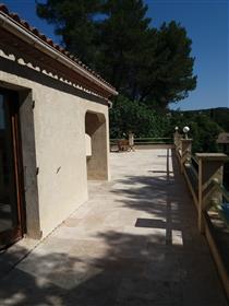 Atipica villa provenzale con piscina