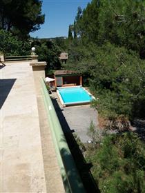 Atipica villa provenzale con piscina