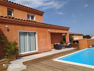 Красивый дом с бассейном в Occitanie Sud de France