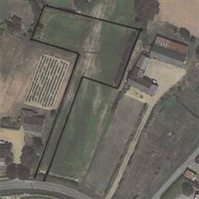 Terrain constructible de 2400 m2 en Anjou