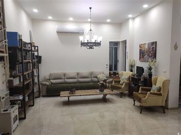 Nouvelle villa à Mishmar HaYarden, 500Sqm, spacieuse lumineuse et calme
