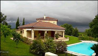 Luxe Villa met zwembad, weiland en bosperceel, met schitterend uitzicht.