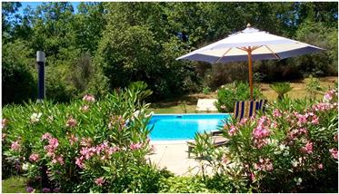 Luxusní vila s bazénem, loukou a lesním pozemkem s nádherným výhledem.