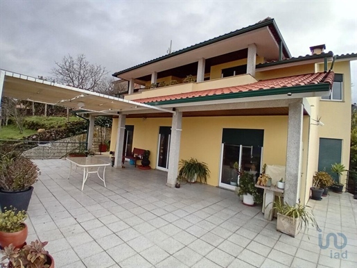 Home / Villa with 4 Rooms in Viana do Castelo with 240,00 m²