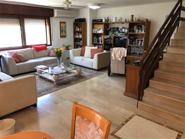 Spacious, quiet and bright cottage, 208 Sqm+ 20 Sqm garden, in Ramot
