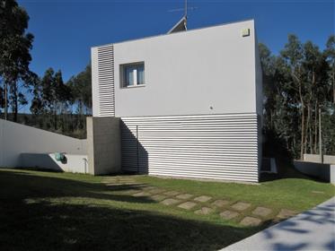Moderne villa (V3 + 1) med hage