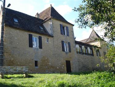 Perigourdine hus på bredden av Dordogne.