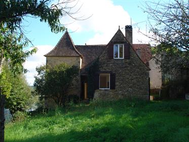 Perigourdine hus på bredden av Dordogne.