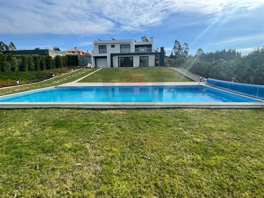 Contemporary style T4 house with swimming pool in Nadadouro