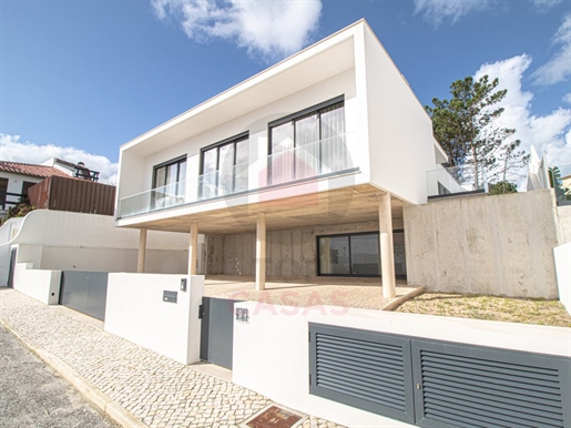 Modern house in Salir do Porto