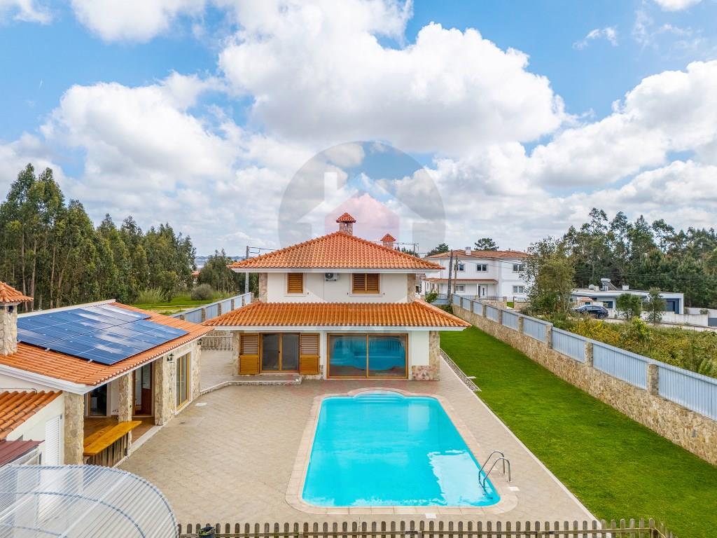 Moradia isolada com piscina em Nadadouro