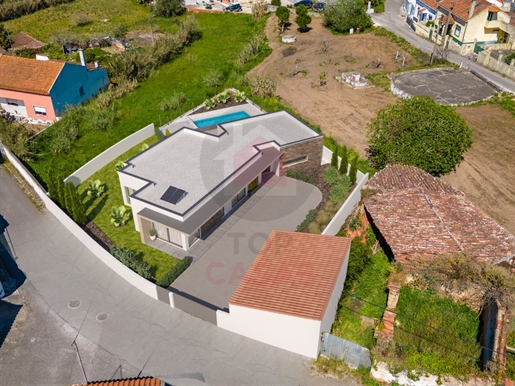 Contemporary villa with pool near São Martinho do Porto