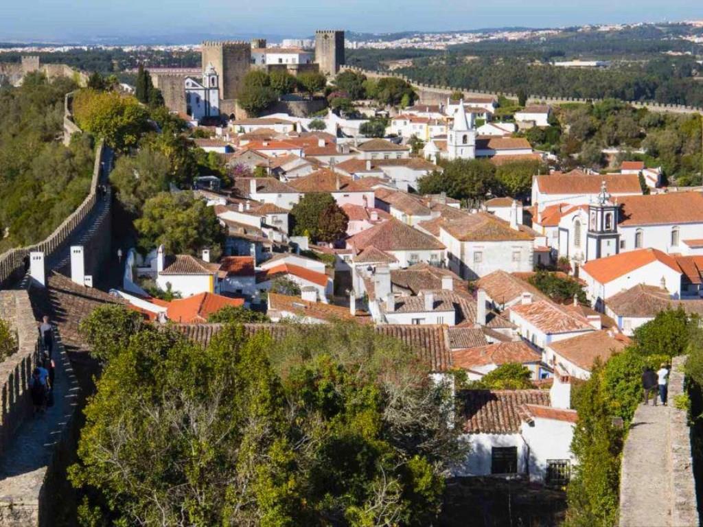 Moradia contemporânea térrea no Nadadouro