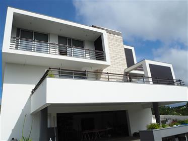 Stunning villa with nearby Nazaré pool 