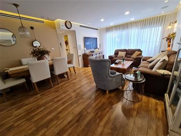  Nový apartmán 5 pokojů, 125Sqm, High-End modernizován, v Rosh Haayin