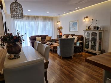  Nuevo apartamento de 5 habitaciones, 125Sqm, de alta gama renovado, en Rosh Haayin