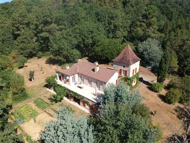 Atraktivní kamenný dům ve velmi dobrém stavu s 30 akry (13 hektarů) lesů a polí