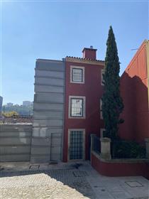 Stary dom odrestaurowany nad nabrzeżem rzeki Douro z widokiem na Rio