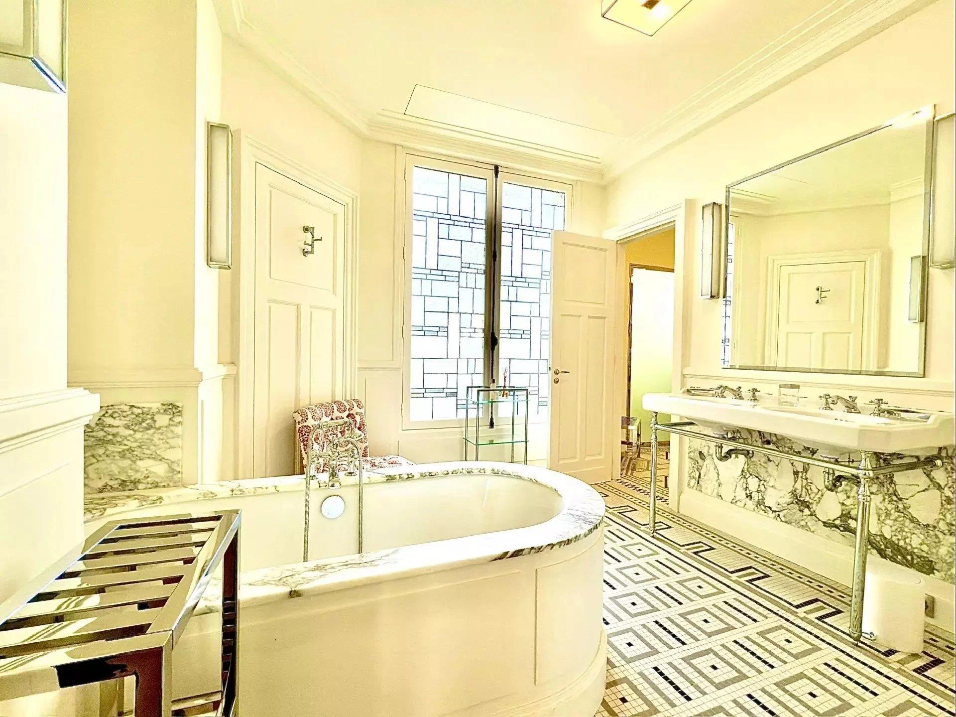 Franța | Paris 16 | 4 dormitoare | 4 Băi | 438 mp | 16.500.000 € |