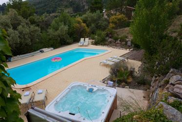 Luxe villa met prachtig uitzicht, zwembad  en jacuzzi