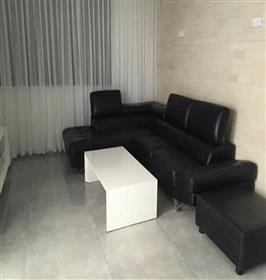 Nouvel appartement rénové, spacieux lumineux et calme, à Petah Tikva