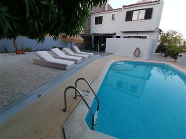 Moradia V4 com piscina e garagem em Montenegro