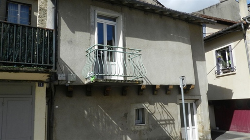 Appartement à vendre à Saint-Céré, 44m², centre-Ville, 1 chambre, cuisine ouverte, balcon.